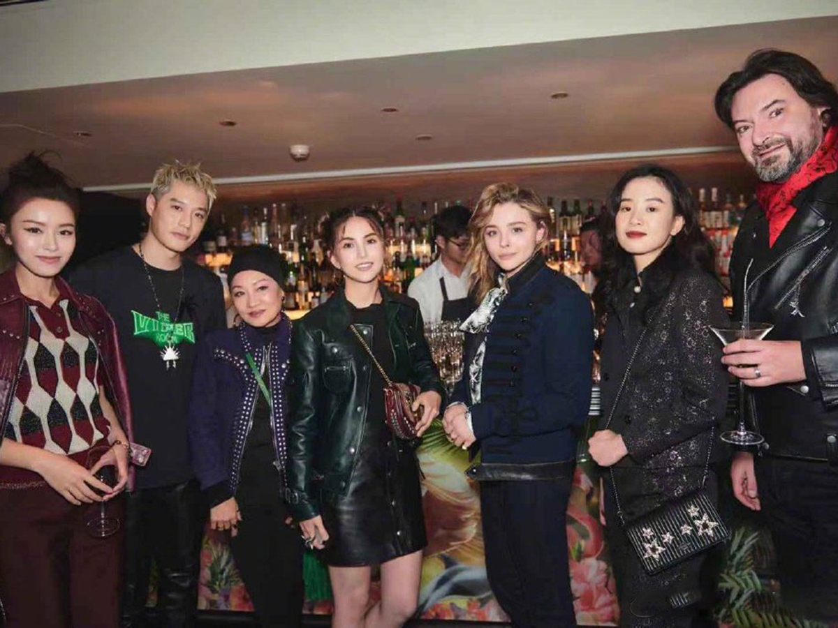 天王嫂昆凌染金发现身活动,天王嫂昆凌聚会的首饰衣着