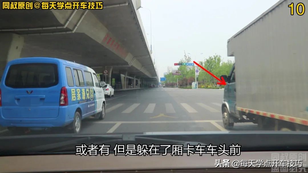 路口绿灯闪烁如何判断该停该过,路口绿灯过线中途变黄灯了停哪里