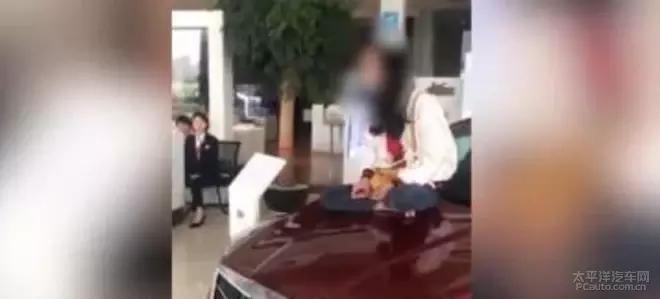 新车引擎盖大面积喷漆维权,坐引擎盖奔驰车主维权