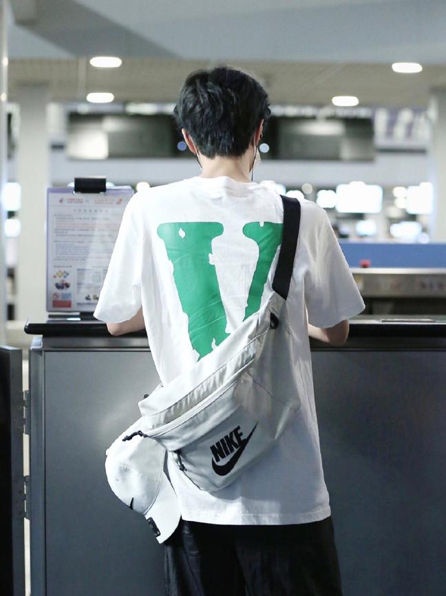 王一博同款包耐克黑色,王一博黑色耐克包细节