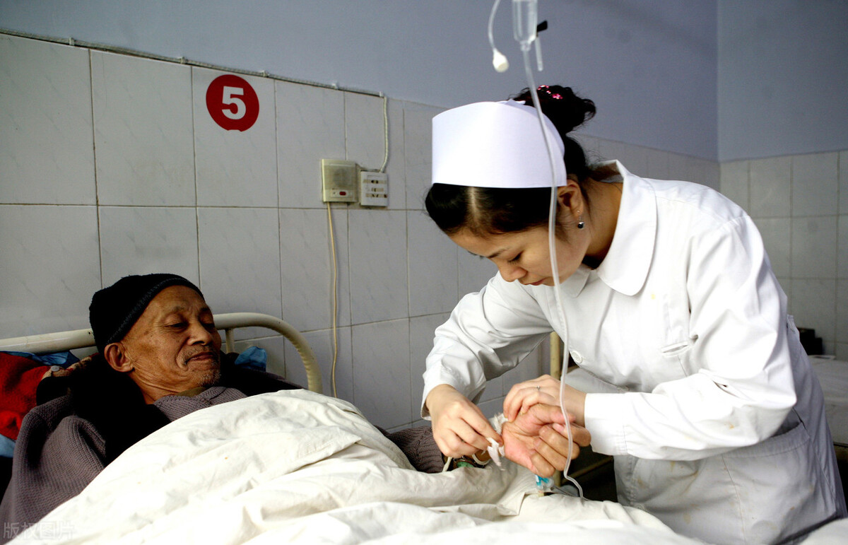 老人得了重病该不该继续治,老人年纪大了重病要不要治疗