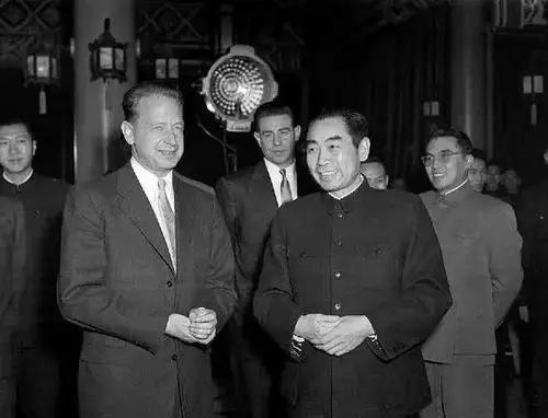 周恩来的人格魅力有多强？为什么能得到敌人的崇敬，全世界的尊敬