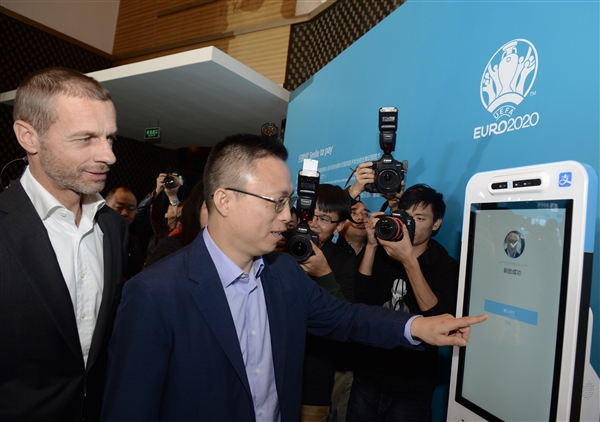 64岁的欧足联牵手14岁的支付宝马云“喜提”欧洲杯