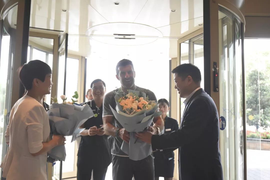 路易斯菲戈得过足球先生吗,天下足球绝对巨星路易斯菲戈