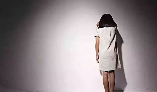 爸爸对女儿亲吻、撩衣，这是宠爱还是猥亵？