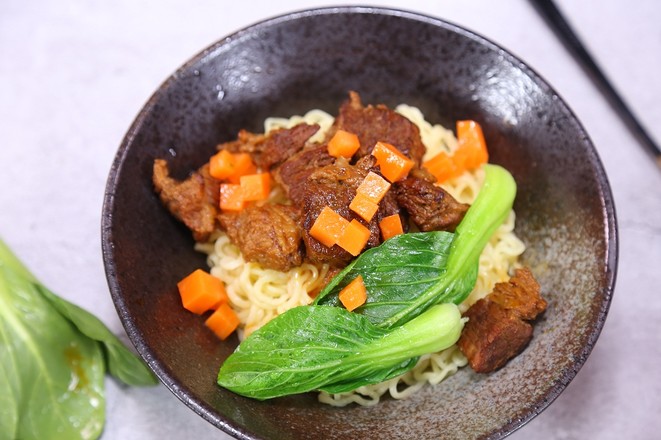 店里牛肉面30一碗,自己做30块全家吃个痛快,牛肉随便添