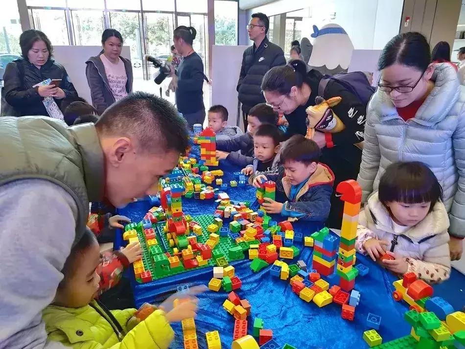 能给圣诞老人换衣服？这个圣诞嘉年华在搞什么名堂？！