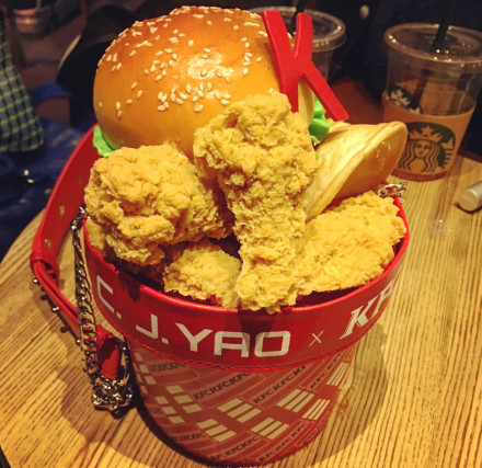 kfc联名桶改水桶包,kfc联名搭配