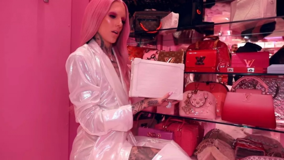 香奈儿磨刀、爱马仕砌墙,J姐的衣帽间戏可真多