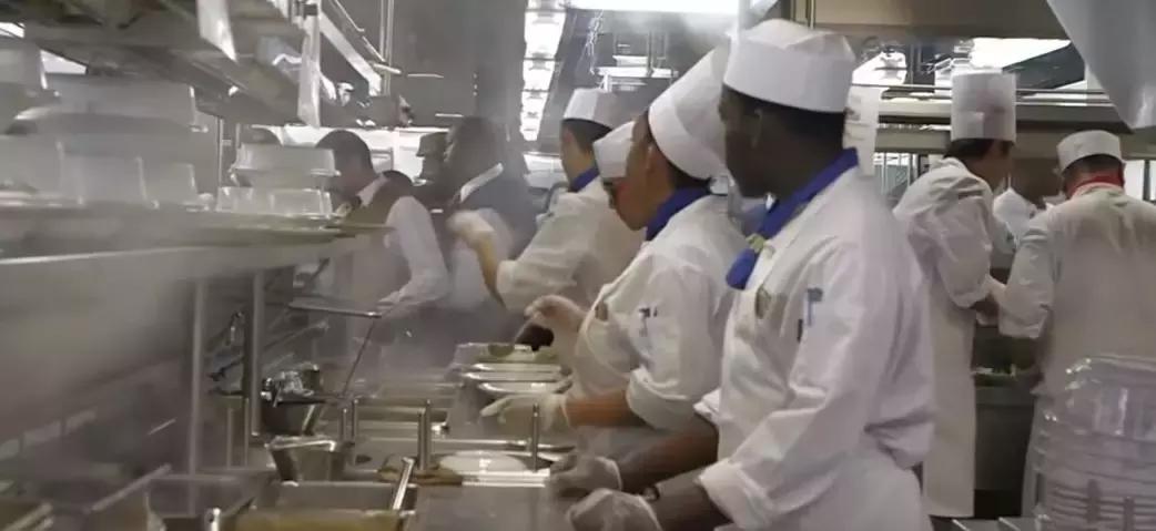 全球最大的邮轮厨房视频,世界最大的邮轮厨师