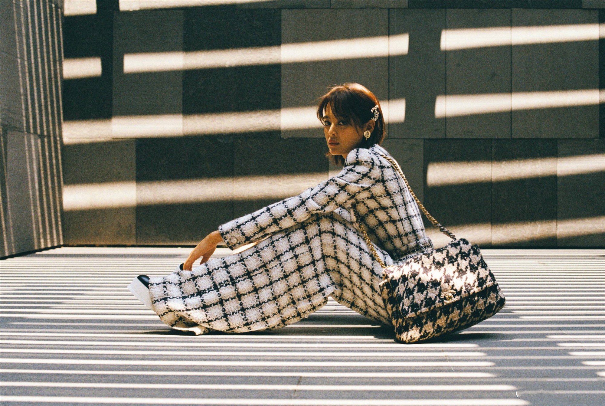 “垃圾分类包”已经失宠,今年冬天流行“千鸟格包”,实用又洋气