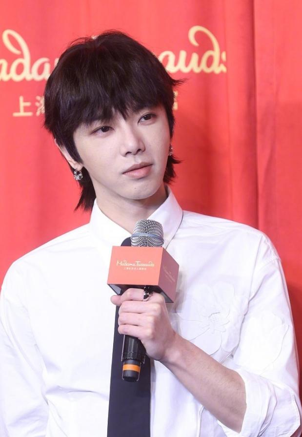 华晨宇整容风波后毫发无伤，公开露面参加活动，他该给吴亦凡打钱