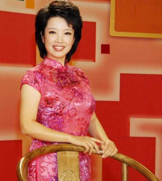 从央视主持人，到23年只饰演周总理夫人，黄薇因4次意外改变命运