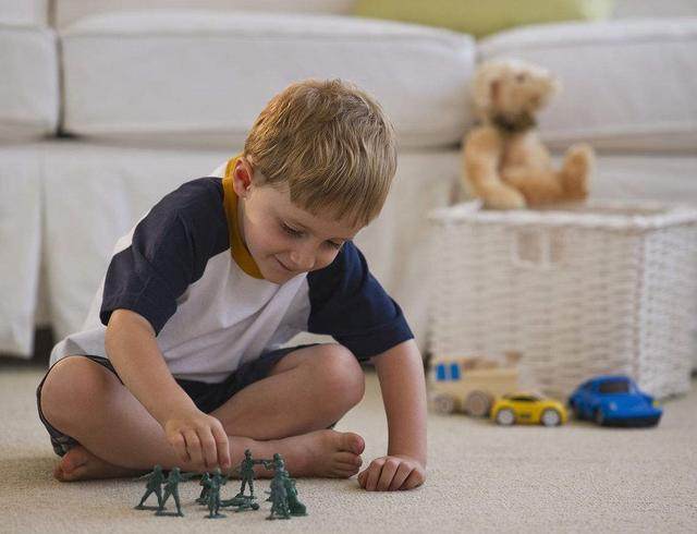 一件T恤破成抹布,娃还要每天抱着睡,如何看待这种恋物行为