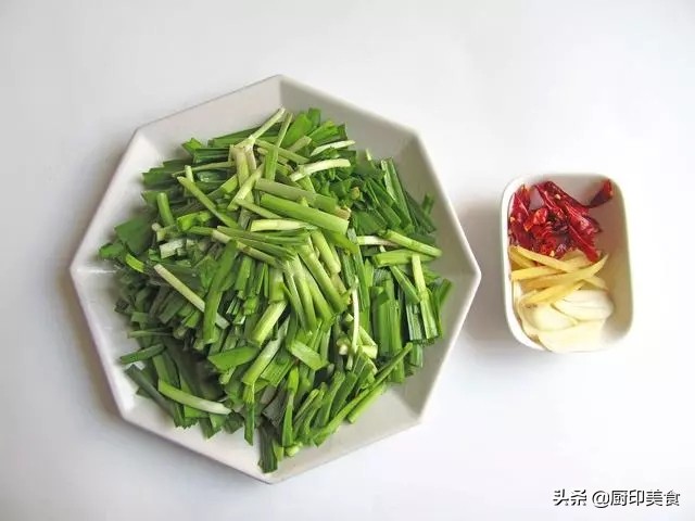 春天怎么少得了这道韭菜炒河虾,河虾的家常做法韭菜炒河虾