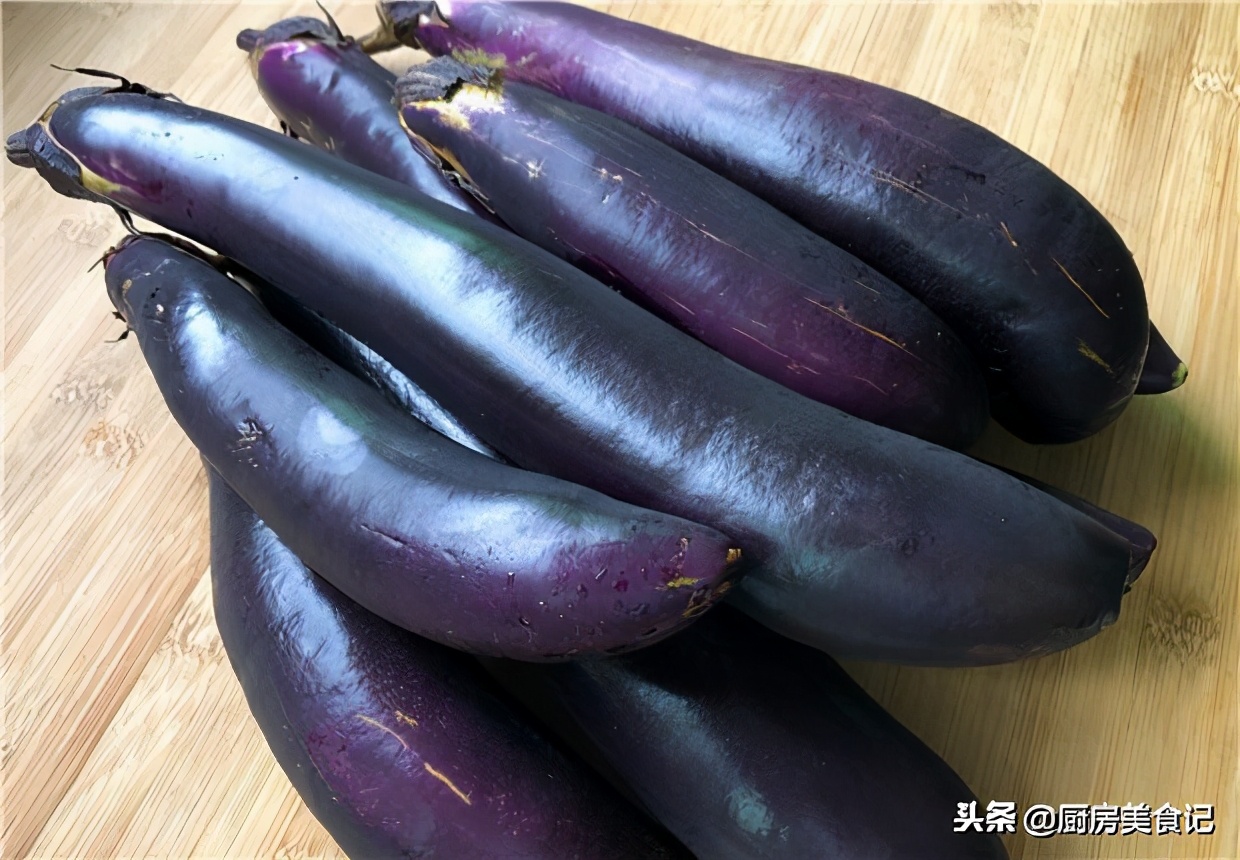 适合老人吃的茄子炒肉怎么做好吃 (一次炒不完的茄子怎么存放)
