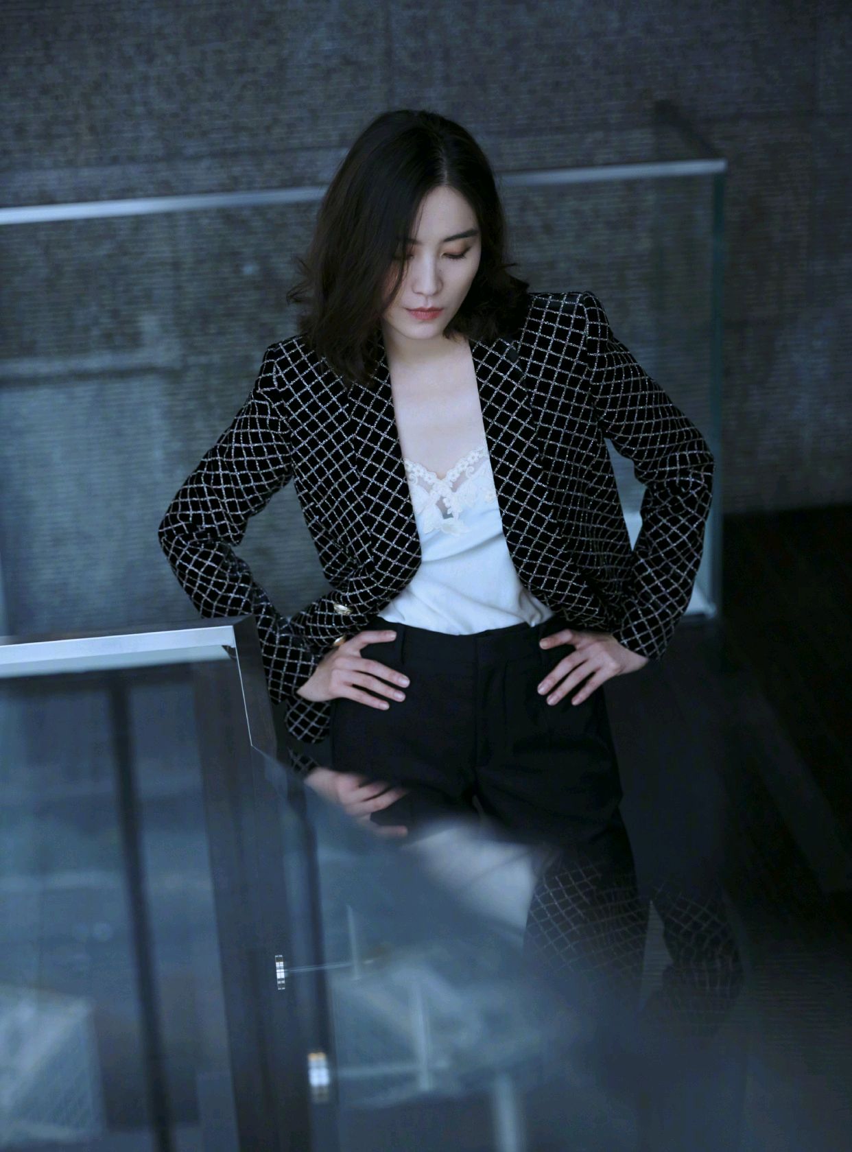 宋佳穿西裤视频,宋佳出席活动穿搭白色西装套装