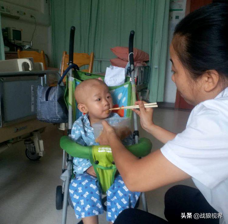 小孩摔一跤后引起眼袋淤青,2岁多男宝眼袋浮肿有点发紫