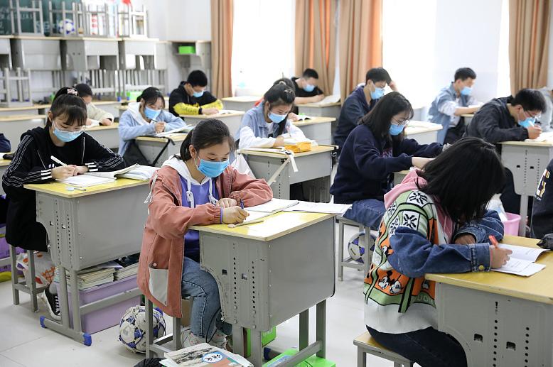 初中学习成绩跟不上,往往是基础知识掌握不牢,学生可要抓住重点
