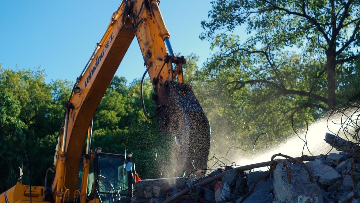 房地产支付拆迁补偿款扣税吗,房地产企业拆迁补偿款是否征契税
