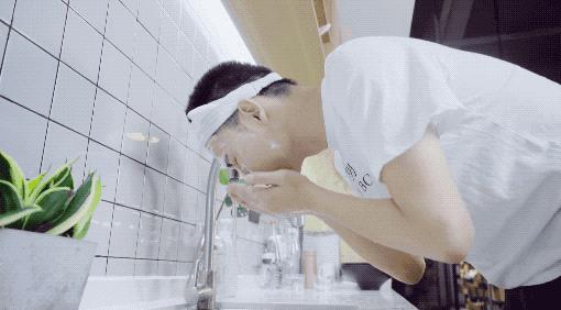 从鼻子里挤出来的白色物体是什么,鼻子上用力挤挤出来白色东西很臭