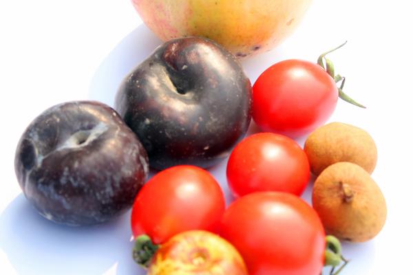 指甲上面没有白色的月牙怎么回事,指甲有竖纹起倒刺是缺什么