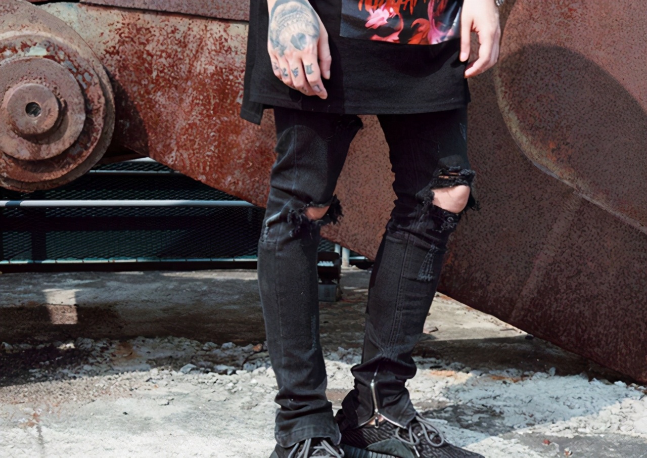 佟大为缝破洞裤被女儿嫌弃,佟大为给女儿补破洞裤