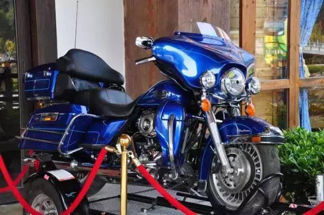 「冬来临·醉温泉」新装怡情谷主楼高级房，早晚2餐+泡38个温泉池