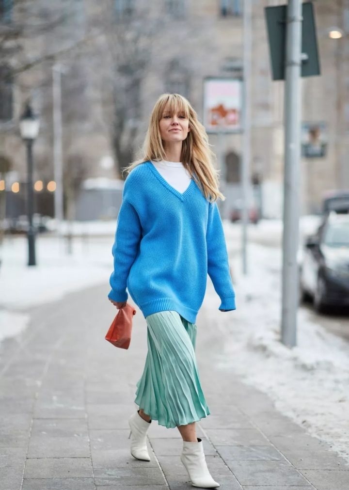 秋冬v领毛衣怎么搭配好看,什么颜色的v领毛衣比较百搭