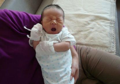 两个月的宝宝能竖抱吗,两个多月的宝宝可以竖抱了正常嘛