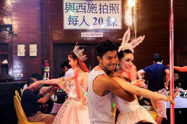 娶人妖为妻是啥感觉?小伙迎娶人妖皇后:生活幸福就是有点小尴尬