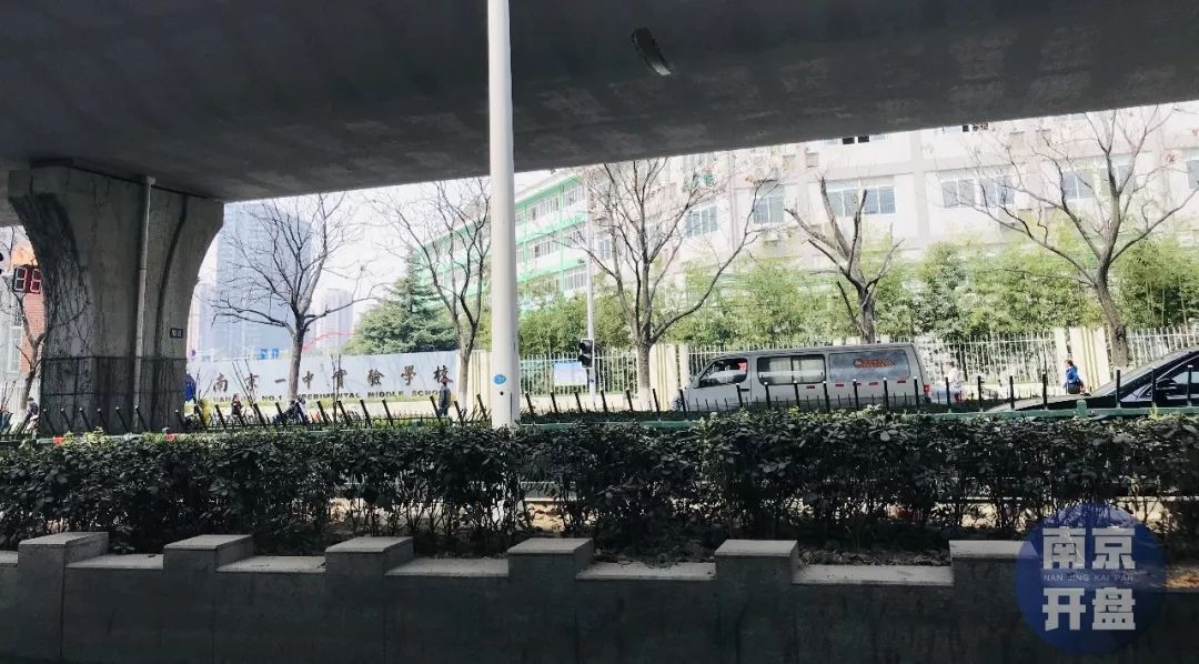 南京虹悦城附近房价,一路之隔房价差2万