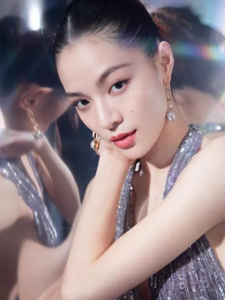 杨采钰的美貌特点,杨采钰复古年代感