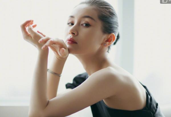 王子文红毯造型翻车,王子文晒假鞋