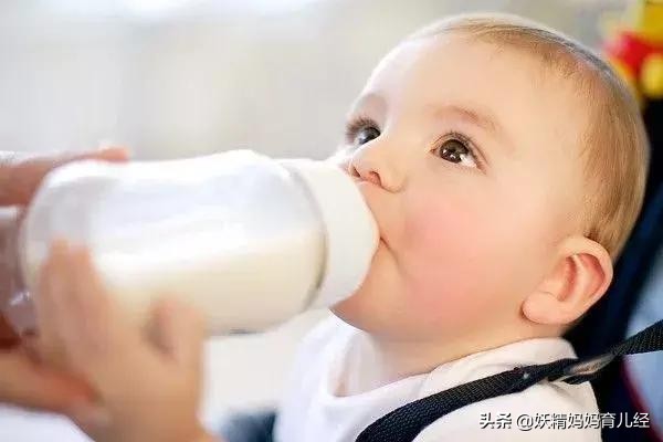 新生婴儿吐奶的原因及解决办法,如何缓解40天的宝宝吐奶呛奶问题