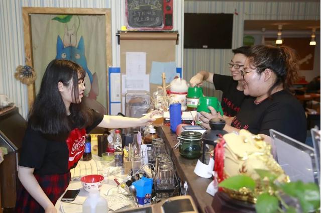 醉了!95后女大学生创业:1天卖100多桶酒,指导老师都喝胖10斤