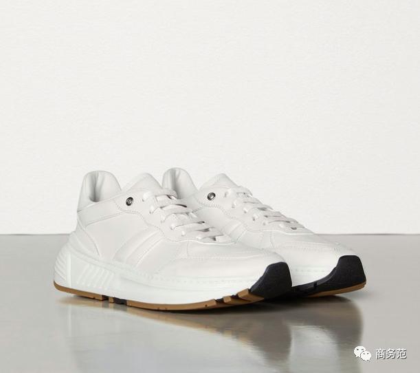 今年最火的10双小白鞋谁穿谁好看,今年最时尚的小白鞋夏天