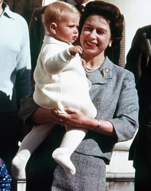 英女王小儿子爱德华葬礼落泪,英国爱德华王子女儿路易斯照片