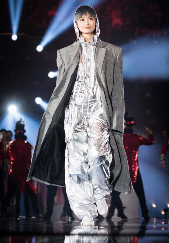 李宇春身着复古蕾丝衬衫,李宇春的舞台装真时髦