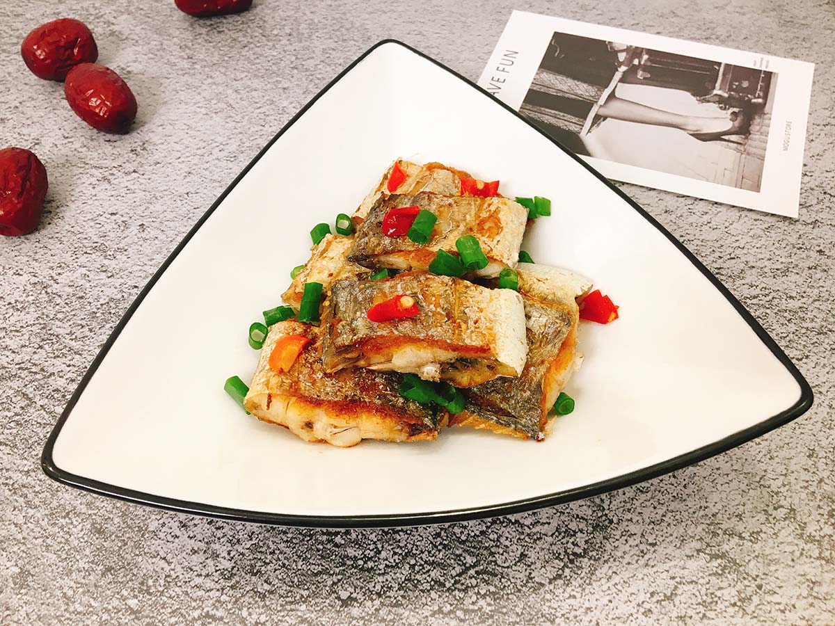 带鱼煎之前怎么处理不腥还不粘锅,干煎带鱼怎么外脆里嫩