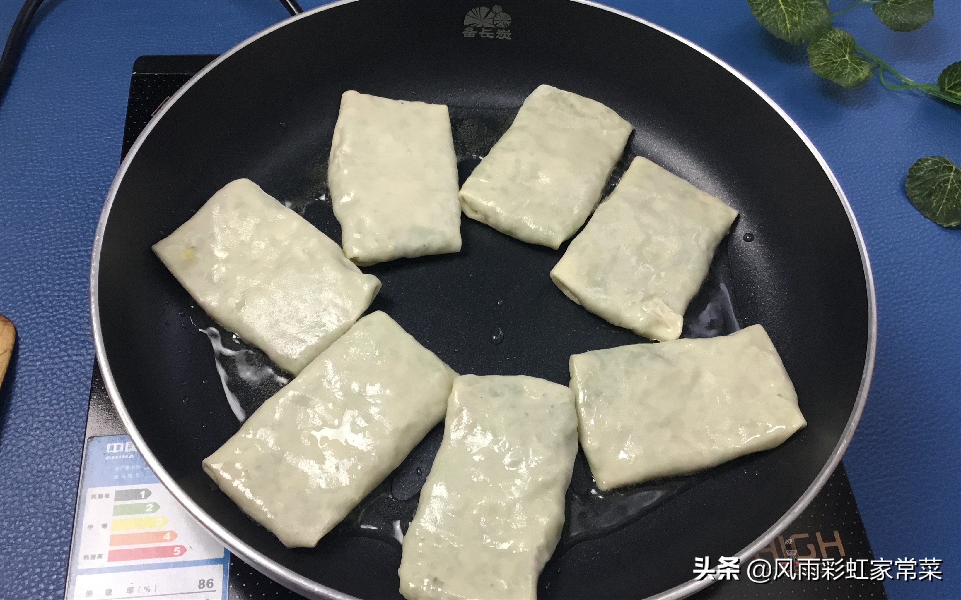 芹菜鸡蛋馅饼怎么做饼软,芹菜猪肉馅饼的家常做法简单