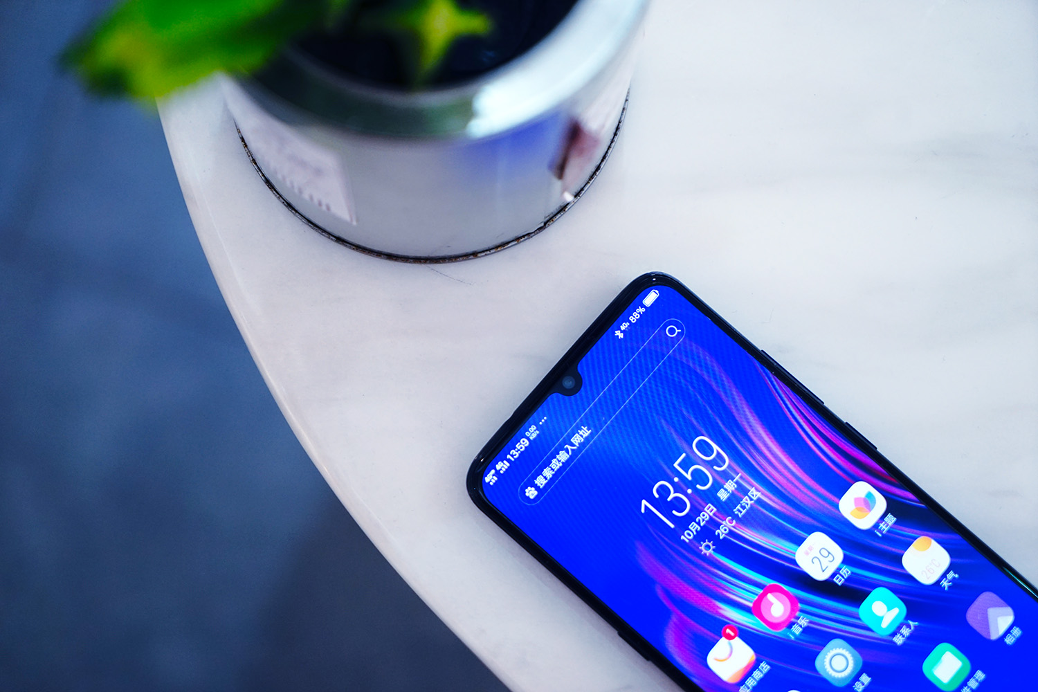 vivox23水滴全面屏手机,vivox23图赏91.2%水滴屏光感美学