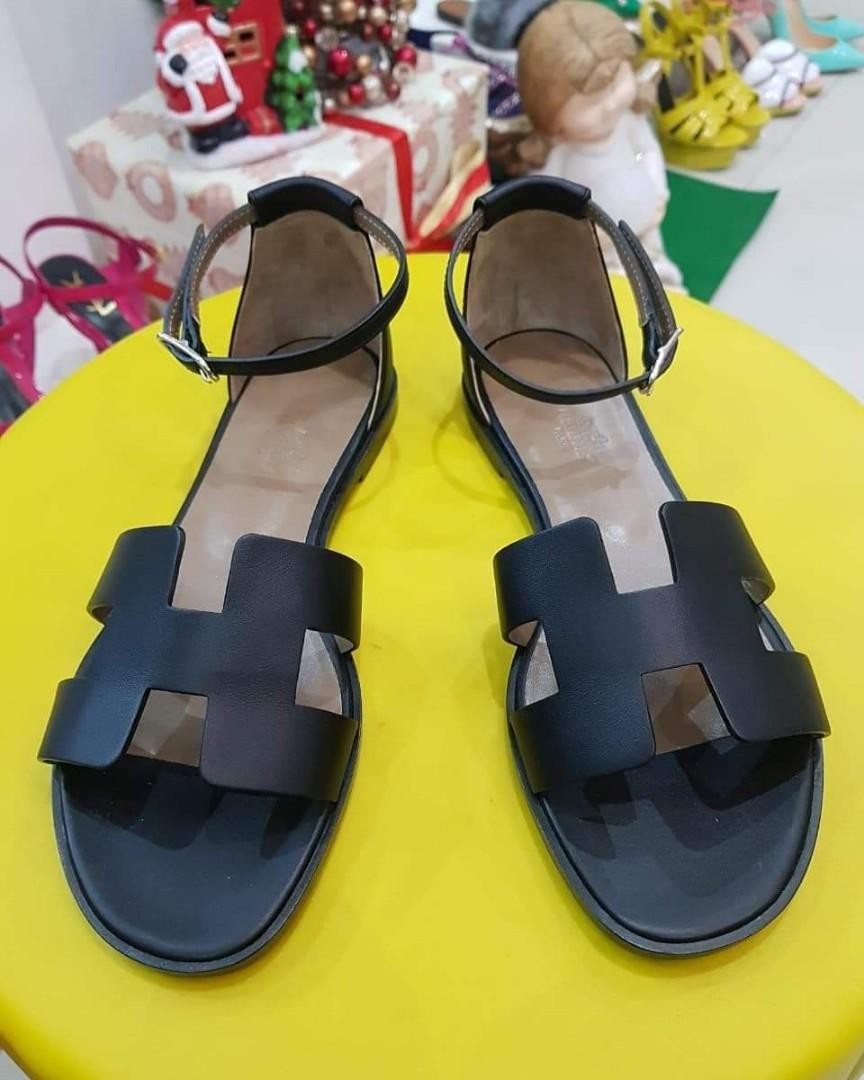 今年最火的4款凉鞋清爽又时髦,今年最流行的凉鞋爆款