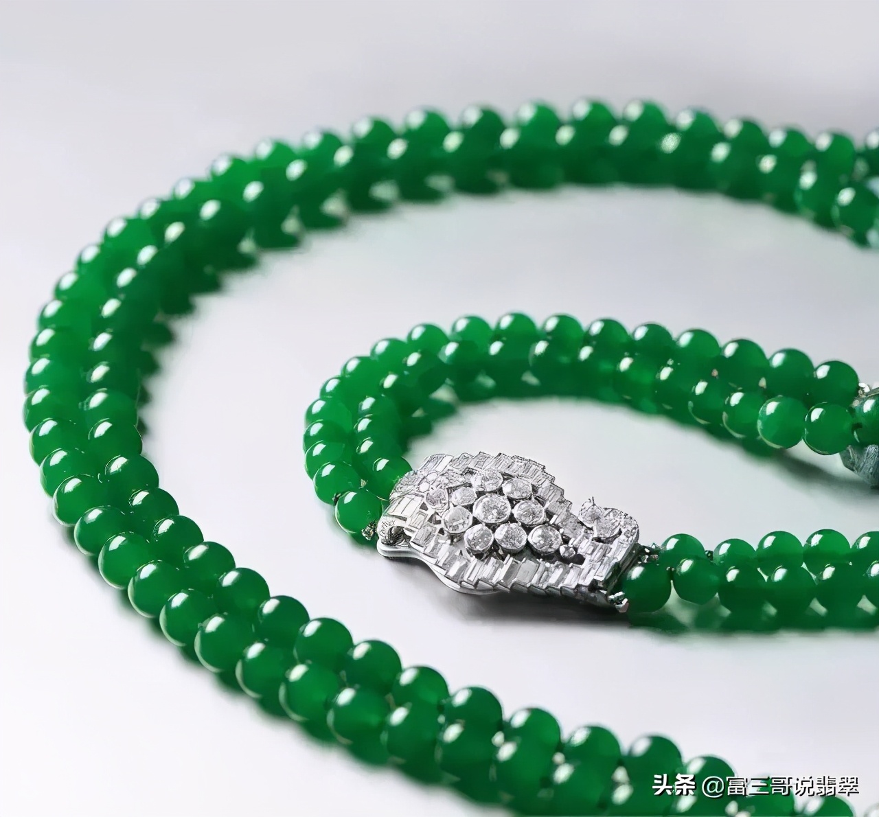 一条翡翠链子价格,一条深色翡翠珠链大概要多少钱