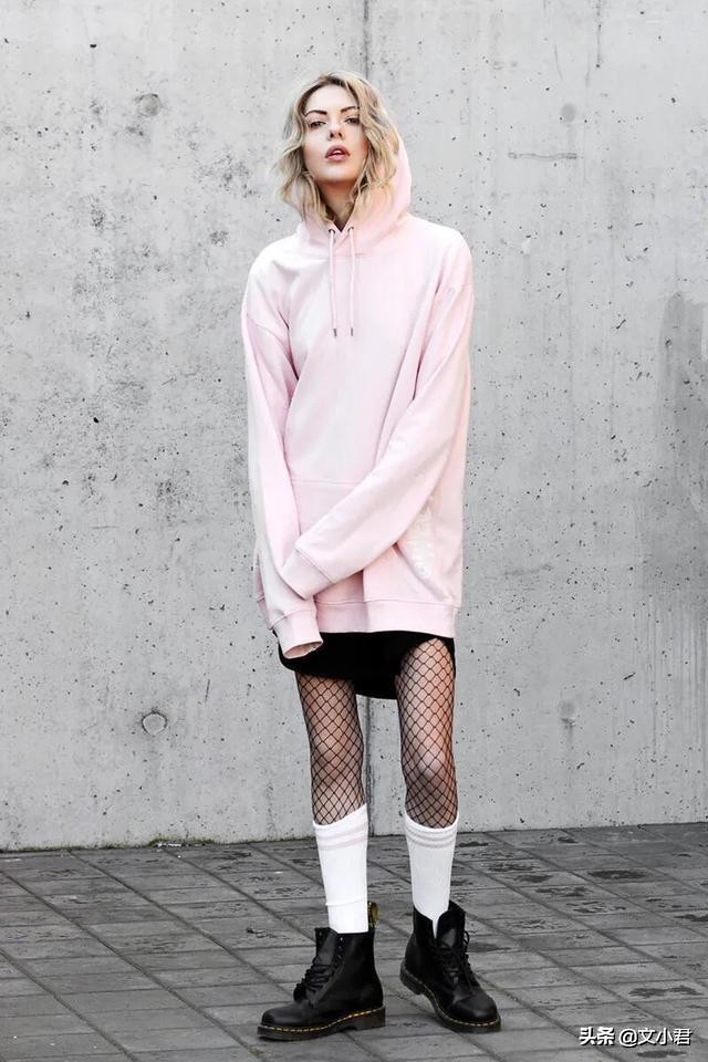 再穿长裤你就out了，性感吸睛的渔网袜，腿精女孩通常这样穿
