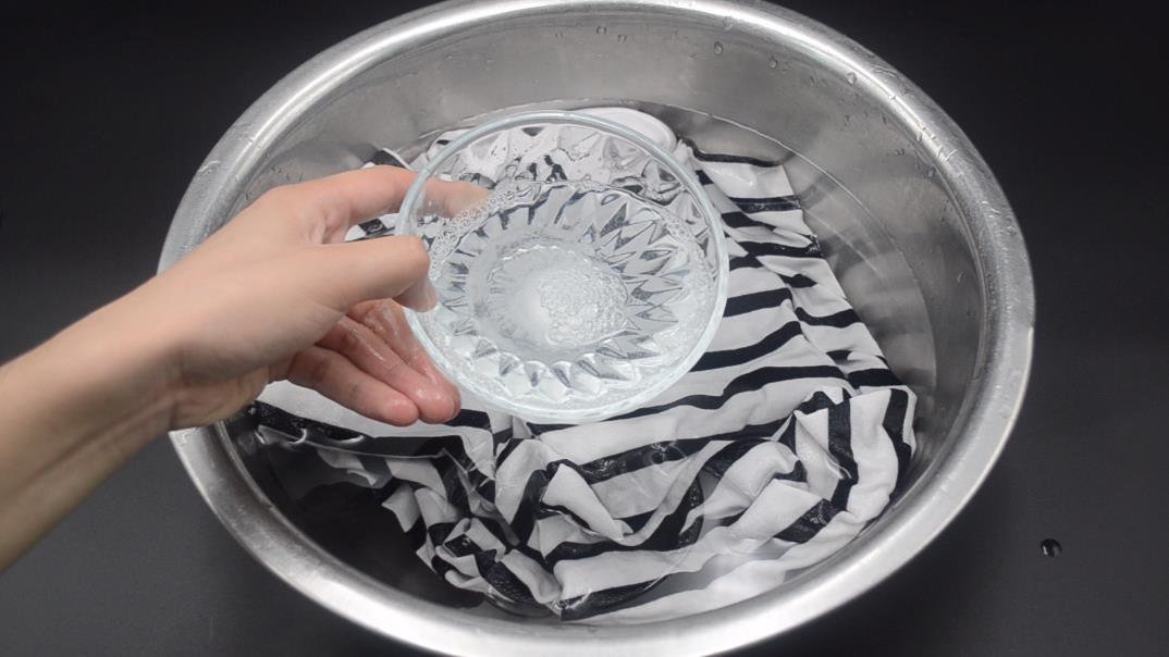 不管衣服有多脏，洗衣服倒一碗，洗完跟新的一样干净，方法太棒了