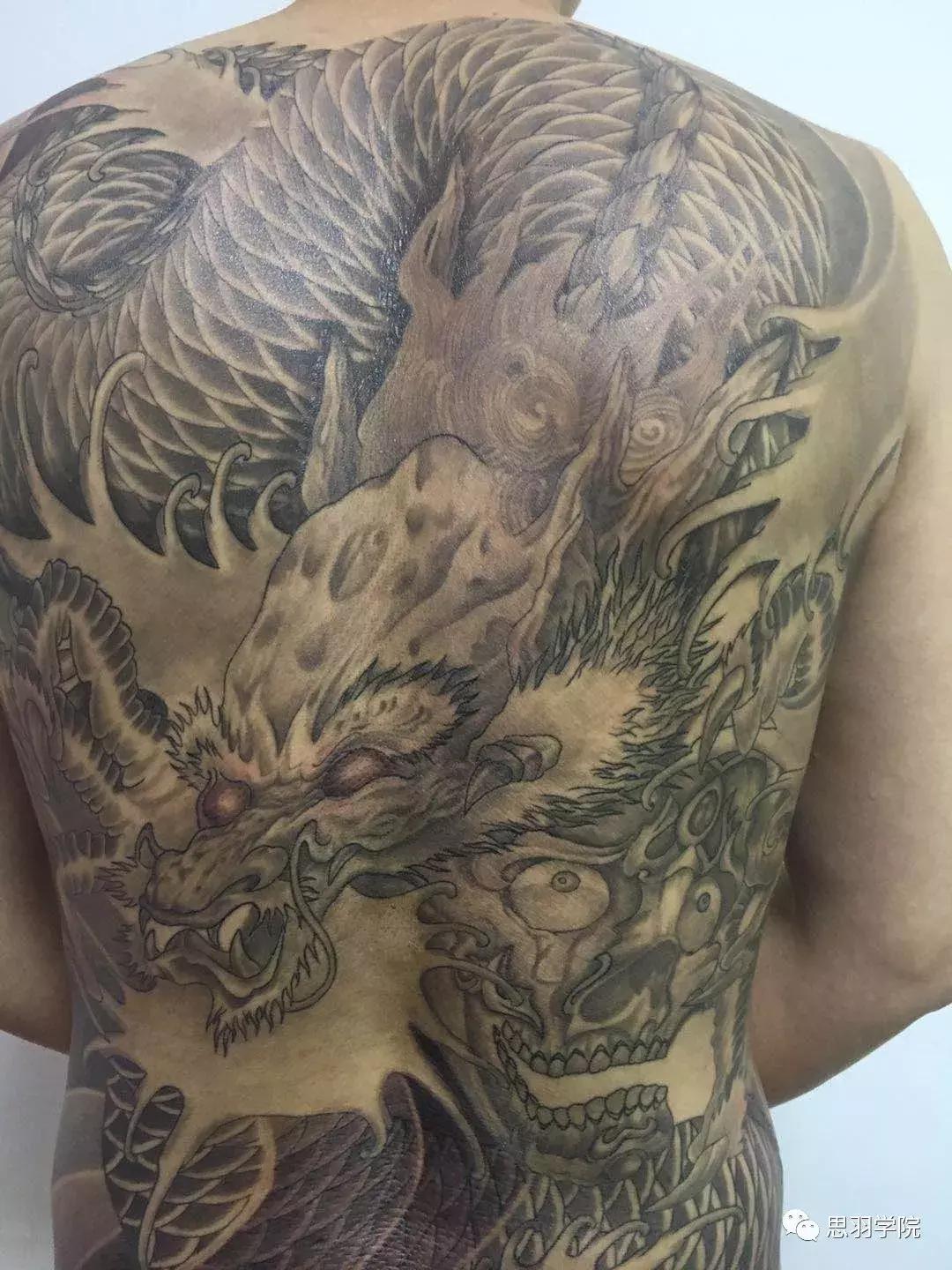 后背纹身有哪些,代表自由的背部纹身