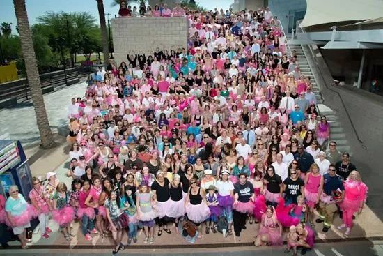 穿着15年的蓬蓬裙的中年男人,粉色蓬蓬裙穿了14年