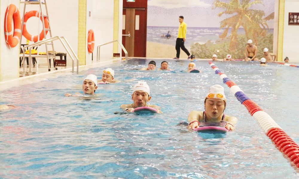 游泳平躺不下沉技巧,初学游泳换气不下沉的技巧