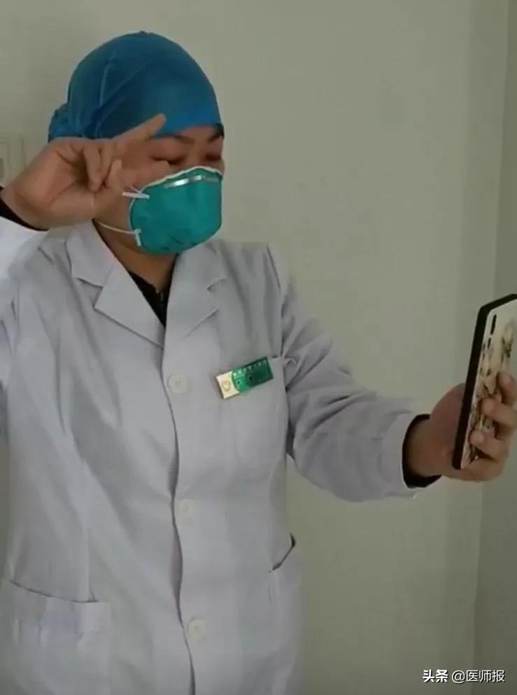 “兄弟姐妹们还在战斗！”医生蹲家门口吃了5个汤圆就走了，还有孩子对妈妈说，“我在家不出门，很听话！”